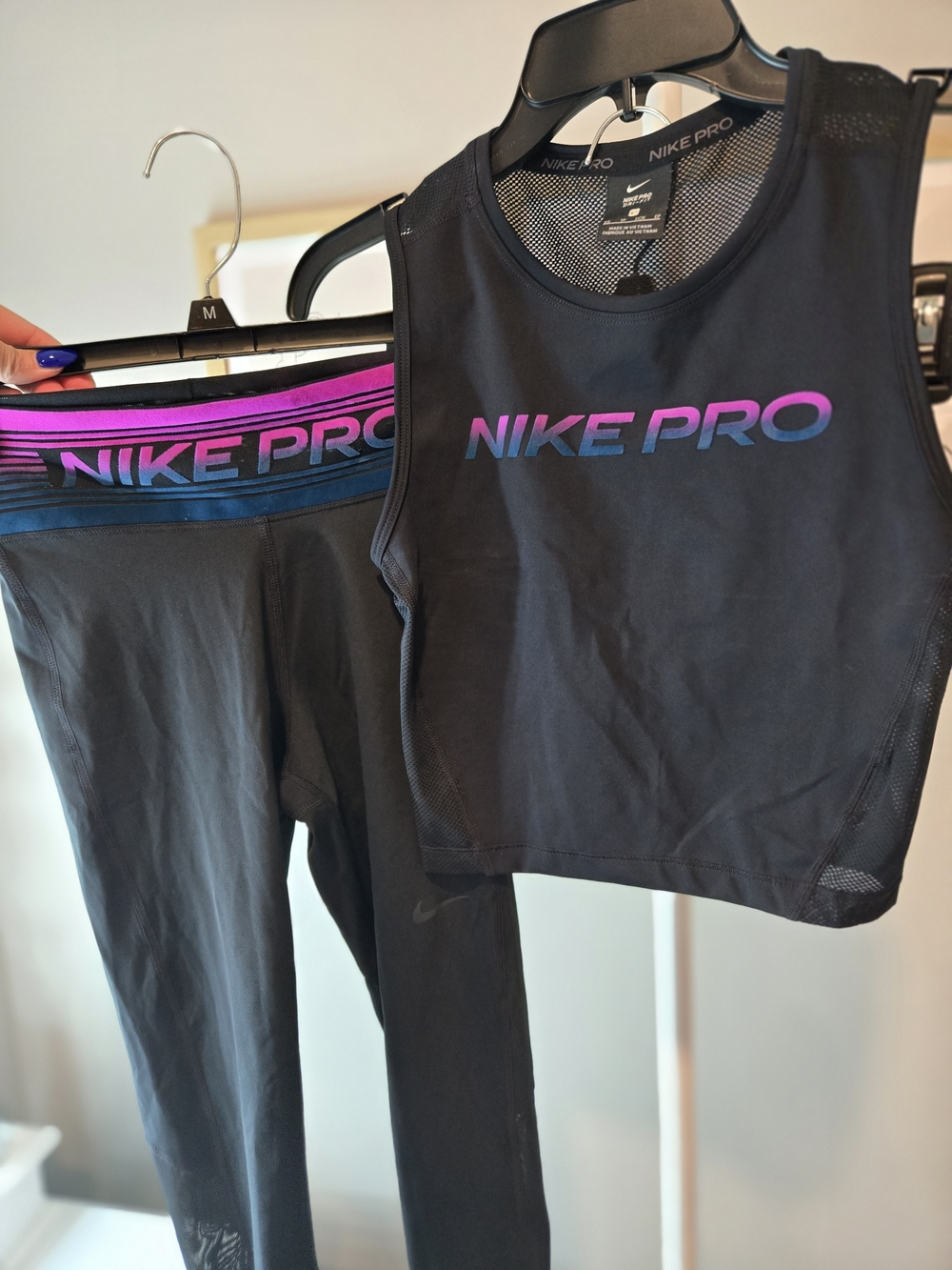 🔥Like New Hot Nike Women's Black Crop Tank & Leggings Set with Pink/Blue Accent